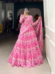 Lehenga Choli en organza soyeux à imprimé pailleté, col en V, coupe trapèze, traîne cathédrale, longueur ras du sol, avec finition en dentelle, pour mariages - Product Image 6