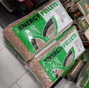 Pellets de biomasa combustible Pellets de madera de pino 6mm A1 Pellets de madera/Europa 8mm Pellets de madera DIN PLUS/Pellets de madera para Alemania - Product Image 1