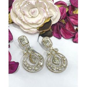 Exquisitos pendientes largos con acabado dorado de la mejor calidad, con aspecto de piedra Kundan, para mujeres y niñas, colección para fiestas y eventos nocturnos. - Product Image 2