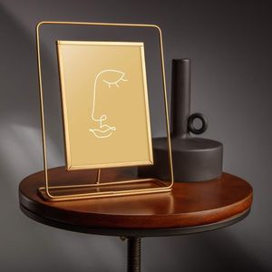 Cadre photo en métal élégant pour bureaux modernes, offrant un look professionnel, une construction durable, une qualité supérieure, un design d'affichage mural - Product Image 1