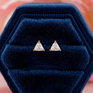 Boucles d'oreilles clous en or blanc plaqué, diamant de laboratoire taille trillon 0,50 carat de haute qualité, serti à griffes, grade AAA, cadeau de mariage - Product Image 1