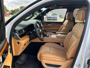 Jeep Grand Wagoneer Serie III Sport 2024 Usado en Buen Estado - Product Image 3