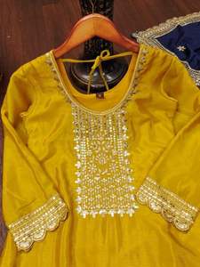 Fabricant et fournisseur de soie romaine avec broderie de paillettes Kurti Pant et Dupatta de l'Inde au taux le plus bas - Product Image 5