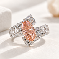 Exquisiter Rosa Smaragdschliff Labor-Gezüchteter Diamant Verlobungs- und Ehering IGI-Zertifiziert Baguette-Seitensteine Pavé-Besatz Breiter Ring Maßgefertigt