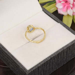 Anillo de hombre de Plata de Ley 925 con piedra preciosa de Calcedonia azul Juego de chapado en rodio de corte ovalado de 10mm en joyería de platino - Product Image 2