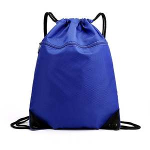 Sac cadeau promotionnel écologique à cordon de serrage, en polyester noir avec poche zippée et cordon de tirage, pour hommes et femmes - Product Image 4