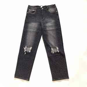 Brilla en cada paso con nuestra exquisita colección Midnight, que presenta detalles brillantes en este pantalón vaquero con pedrería. - Product Image 2