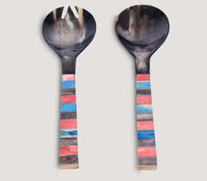 ชุดอุปกรณ์เสิร์ฟสลัดทำมือจากเขาและกระดูกธรรมชาติสุดหรู พร้อมด้ามจับลายทางสีแดง น้ำเงิน เทา ที่มีเอกลักษณ์เฉพาะตัว - Product Image 5