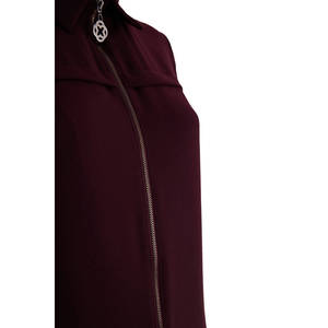 Abaya con cremallera y detalles en color burdeos para mujer, estilo trench coat - Product Image 2