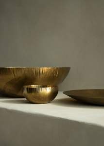 Compre en línea un cuenco de latón puro hecho a mano para la decoración del hogar de la cocina templo Pooja regalos y propósitos Vastu con diseño de acabado antiguo - Product Image 2