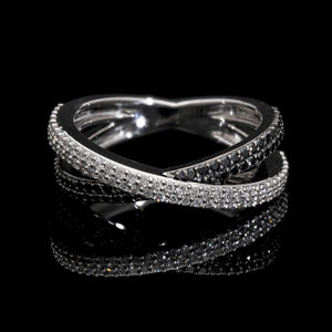 Bague croisée en or jaune 14K audacieuse avec diamants naturels noirs et blancs à double pavé Design contemporain - Product Image 2