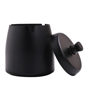 Cenicero triangular dorado de aluminio, diseño de mesa, accesorio moderno duradero sin humo para almacenamiento de cenizas, uso en interiores y exteriores - Product Image 2