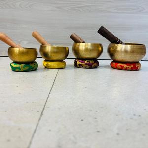 Bol chantant artisanal en métal en bronze sur le thème bouddhiste traditionnel pour la thérapie par le son et la guérison des chakras - Product Image 3