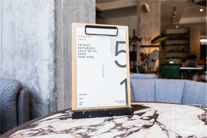 Porte-cartes en bois naturel Décor de table rustique Parfait pour les mariages, les événements d'affaires ou l'utilisation quotidienne du bureau - Product Image 3