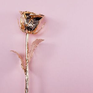 Flor decorativa moderna chapada en oro rosa de 24 K calidad superior rosa de oro de 24 K para fiestas de boda eventos uso a bajo precio - Product Image 1