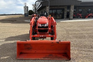 Mini Kubota L2501 Maquinaria agrícola con cargador frontal Tractores agrícolas pequeños Kubota L2501 Garden Mini 4X4 Tractor de ruedas agrícolas - Product Image 4