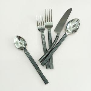 Juego de cubiertos de acero inoxidable con mango hecho a mano Rectangular largo con forro negro - Product Image 1