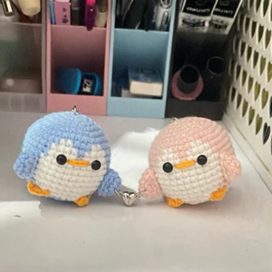 Dessin animé fait à la main classique Animal pingouin porte-clés mignon Crochet tissé laine matériel changement de couleur pour le soutien émotionnel fait - Product Image 4