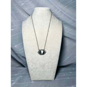 Collar con Bisel de Plata de Ley y Búfalo Blanco de Bennie Ramone - Product Image 3