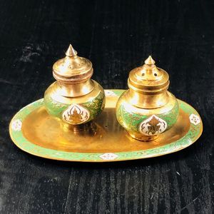 Juego único de Salero y pimentero de latón hecho a mano para la colección de cocina del patrimonio y decoraciones de mesa festivas - Product Image 3