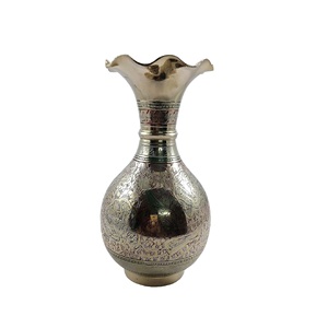 Vase de table moderne avec des courbes gracieuses et des reflets métalliques Design polyvalent Décoration intérieure écologique de haute qualité - Product Image 6