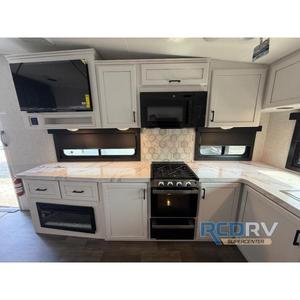 Nouveaux accessoires intérieurs pour camping-car Jayco Eagle HT 27MLC 2025 – Service 50 ampères pour lave-linge/sèche-linge pour lit Queen, réservoir d'eau potable de 52 gallons - Product Image 5