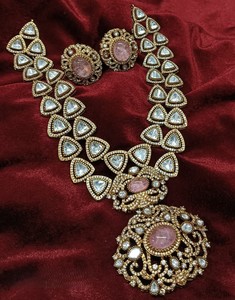 Conjunto de collar de diseñador chapado en oro antiguo de joyería india con pendientes joyería nupcial para celebración de boda y fiesta - Product Image 1