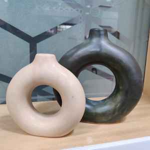 Jarrón de urna de flores decorativo hecho a mano moderno de hierro fundido con revestimiento de latón para decoración del hogar de mesa - Product Image 3