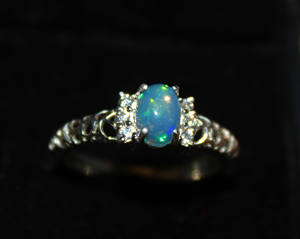 แหวนเงินแท้ 925 ชุบโรเดียม ประดับโอปอลเอธิโอเปียธรรมชาติและมอยส์ซาไนต์สีขาว ดีไซน์มินิมอล - Product Image 4