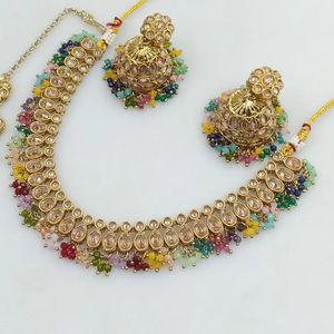 Conjunto de collar de Gargantilla redondo y chapado en oro tradicional indio y de moda con pendiente Jumkha y conjunto de collar Maagtika para mujer - Product Image 1