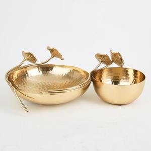 Juego de 2 Adornos de Mesa de Latón con Diseño de Hoja Dorada, Elegantes Centros de Mesa para Sala de Estar, Mesa de Comedor y Decoración del Hogar, de la India - Product Image 1