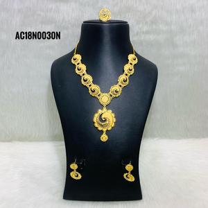 Nouveaux accessoires de style fleur à la mode ensemble de collier court avec boucles d'oreilles et bagues bijoux en laiton plaqué or 18 carats pour femmes - Product Image 1