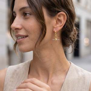 ต่างหูห่วงทรงเรขาคณิตแบบ T-Bar ชุบทอง 18K รุ่น Jeulia Andy Style - Product Image 2