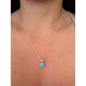 Collier vintage en turquoise de Kingman et argent sterling fait main par les Navajo, chaînes à perles avec motifs floraux et cœurs, cadeau pour elle - Product Image 2