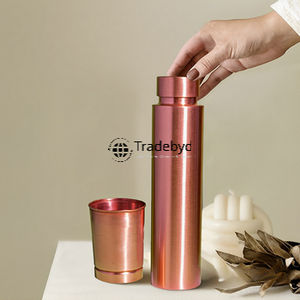 Bouteille en cuivre en édition limitée Pièce artisanale exclusive pour les amateurs de bien-être par Tradebyd - Product Image 4