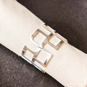 Anneaux de serviette en laiton Élégance intemporelle pour votre table Anneaux de serviette floraux Design inspiré de la nature pour un look frais - Product Image 3