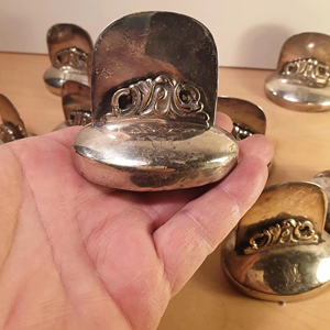 ที่ใส่ผ้าเช็ดปากสีเงินสไตล์โบราณอุปกรณ์ตกแต่งโต๊ะสำหรับรับประทานอาหารอย่างเป็นทางการที่บ้านหรือร้านอาหารขายส่งจากอินเดีย - Product Image 1