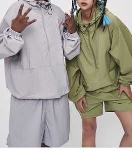 Ensemble de survêtement pour homme en nylon noir de haute qualité, veste à manches longues à col cheminée en velours surdimensionné avec rayures et passepoil, short de survêtement - Product Image 4