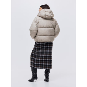 เสื้อแจ็คเก็ตดาวน์ผู้หญิงแฟชั่นใหม่ปี 2026 สไตล์ใหม่ รับทำโลโก้ เสื้อกันหนาวแบบพองตัว มีฮู้ด กันลม ระบายอากาศได้ดี รับผลิตแบบ OEM - Product Image 5