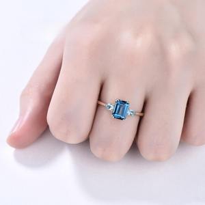 แหวนทองคำประดับบลูโทแพซทรงเอเมอรัลด์คัทและโทแพซทรงหยดน้ำ 3 เม็ด แหวนแต่งงานแบบ 8 กรงเล็บ แหวนประจำเดือนธันวาคม ผลิตเครื่องประดับโดยผู้ผลิตในอินเดีย - Product Image 5