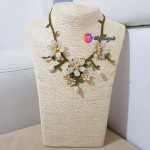 Collar de flores Zambak de Tülay, accesorio de moda elegante con İğne Oyası Kolye Krem - Product Image 1