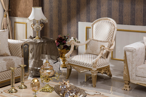 Fauteuil d'appoint en cuir brun style mid-century moderne avec structure en bois massif sculpté et design à accoudoirs ouverts - Product Image 2