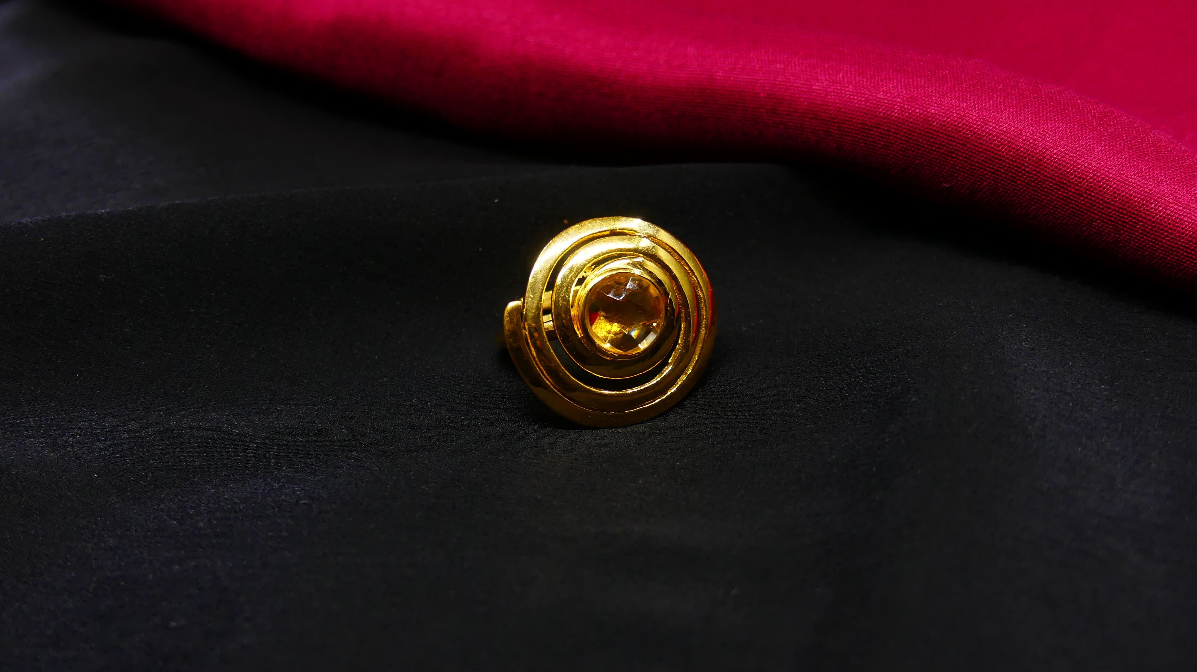 สีเหลือง