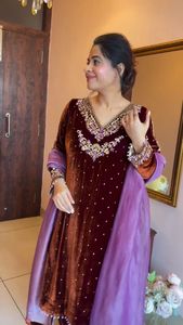 Traje Salwar de Terciopelo de Diseño Indio-Pakistaní con Lentejuelas y Bordados, Traje Salwar Elegante para Fiestas, Bodas y Uso Casual - Product Image 5