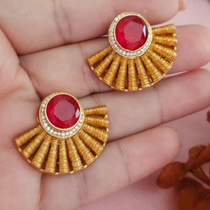Hermosos pendientes de diseñador de pulido de oro de excelente calidad, ropa moderna para fiestas, bodas, colección de ropa para mujeres - Product Image 1