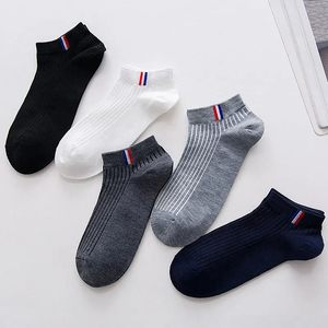 Vente en gros de chaussettes rétro décontractées pour le sport Nouveau design rayé à la mode 70% coton pour les couples Étiquettes de nouveauté à la mode d'été - Product Image 1