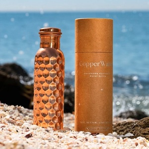 Bouteilles d'eau en cuivre fabriquées à la main en nid d'abeille avec bienfaits pour la santé parfaites pour le yoga, le fitness, le bureau et la décoration intérieure - Product Image 1