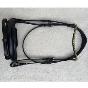 Brida de Cuero Negro de Lujo con Banda Frontal de Cristal Bicolor (Verde y Dorado), Brida de Equitación Inglesa con Muserola Acolchada - Product Image 2