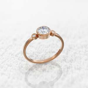 Bague de fiançailles exclusive en or 10 carats avec moissanite d'un demi-carat, sertie d'un bélière fine classique, coupe ronde, bijoux de mariée raffinés, fournisseur d'usine - Product Image 1