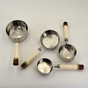 Juego Profesional de Lujo de 4 Piezas de Tazas y Cucharas Medidoras de Acero Inoxidable con Mango de Madera y Resina para Hornear - Product Image 1